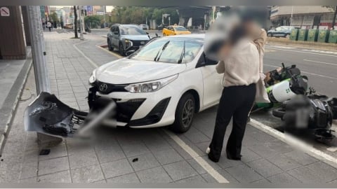 北市男停車不成暴衝上人行道！猛撞路燈回彈再撞機車　2人輕傷送醫