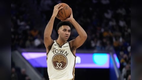 NBA(影)／勇士小將生涯第一顆三分球有夠扯！壓秒超遠Logo Shot全場傻眼