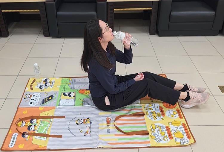 台中首創！防災避難包　內建「物資清單」　展開秒變地墊