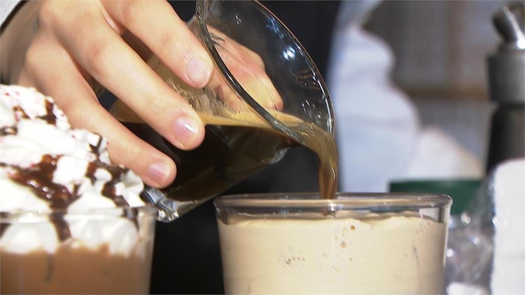 搭飛機飲料別亂點！空服員揭「這類飲品」超母湯：一落地身體容易疲累