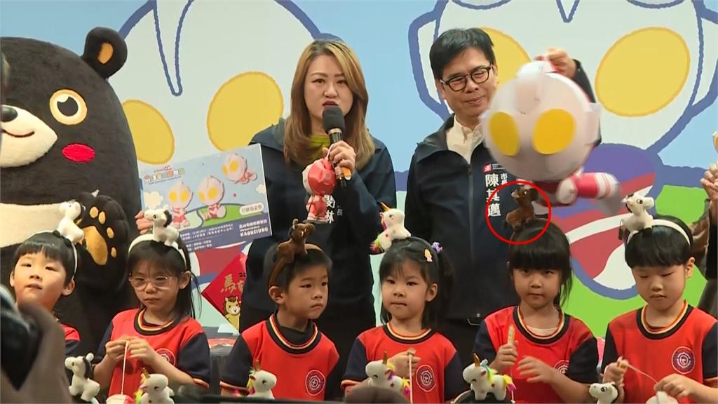 陳其邁炫耀超人力霸王大號提燈　擊中女童髮箍、網友笑翻：陳三歲