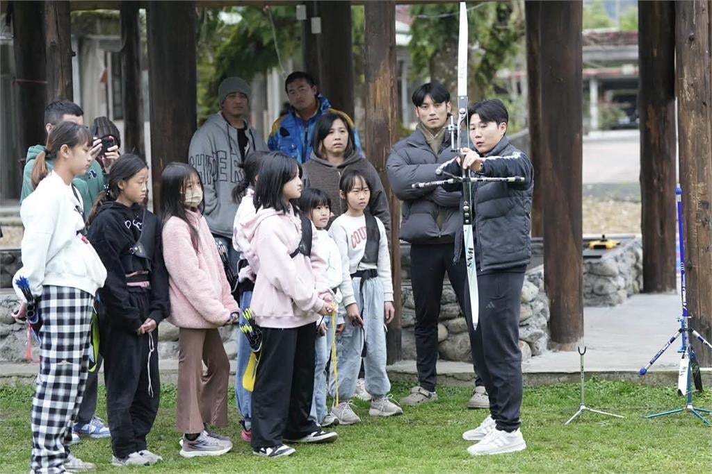 綜合／中華奧會團結基金會進偏鄉！四屆奧運元老「雷母」雷千瑩親自指導小選手