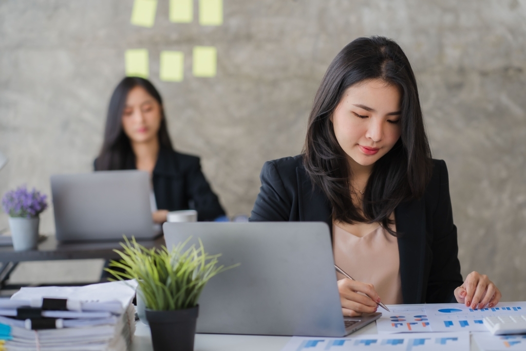 有些女生在職場即使能力夠，但因為個性低調，不想被關注，不知不覺中默默傳遞訊號，顯得自己在團體中並不重要。圖/123RF圖庫