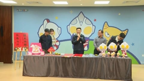 陳三歲上線！陳其邁拆布置搶玩特大號超人提燈　猛虧賴瑞隆有福氣