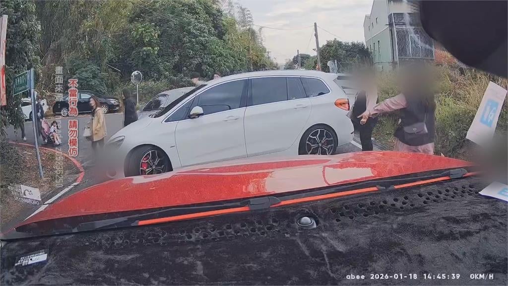對向車跨雙黃線「巴庫」搶車位　孕婦氣到當晚破水