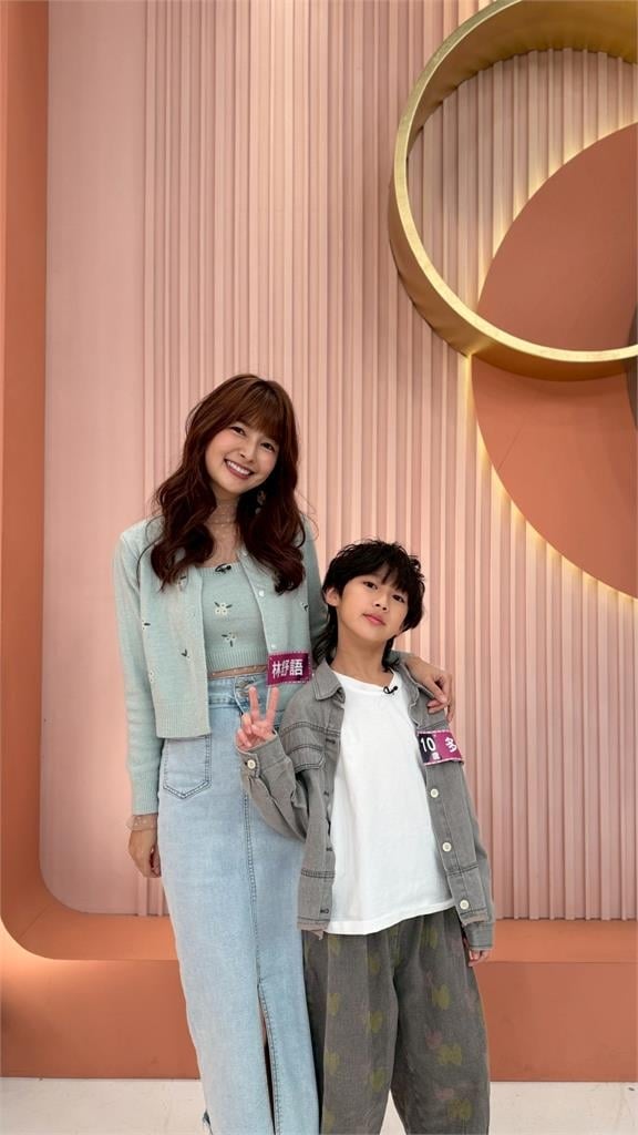 曲艾玲兒子下課忘記背書包回家！連夜趕回學校求警衛開門找