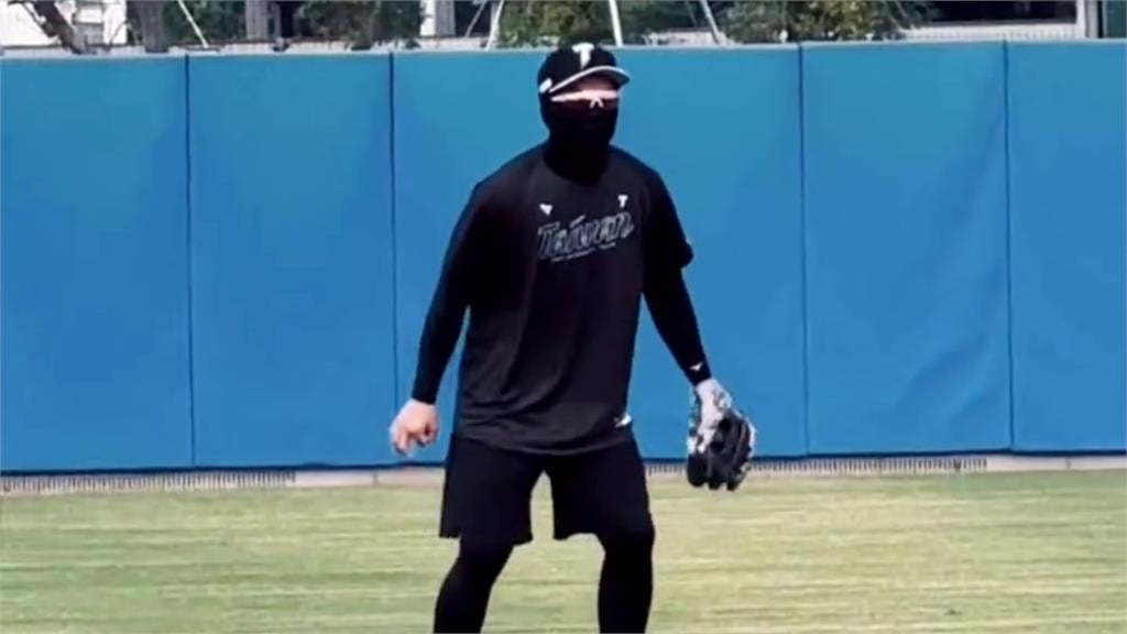 經典賽(影)／台灣隊秘密武器？游擊防區亂入「蒙面俠」網一針見血：看腿就知道是誰