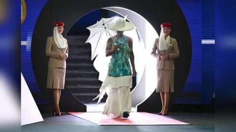 澳網(影)／把大滿貫當成Party參加！大坂直美圓領紗帽「水母」超狂造型撐傘登場