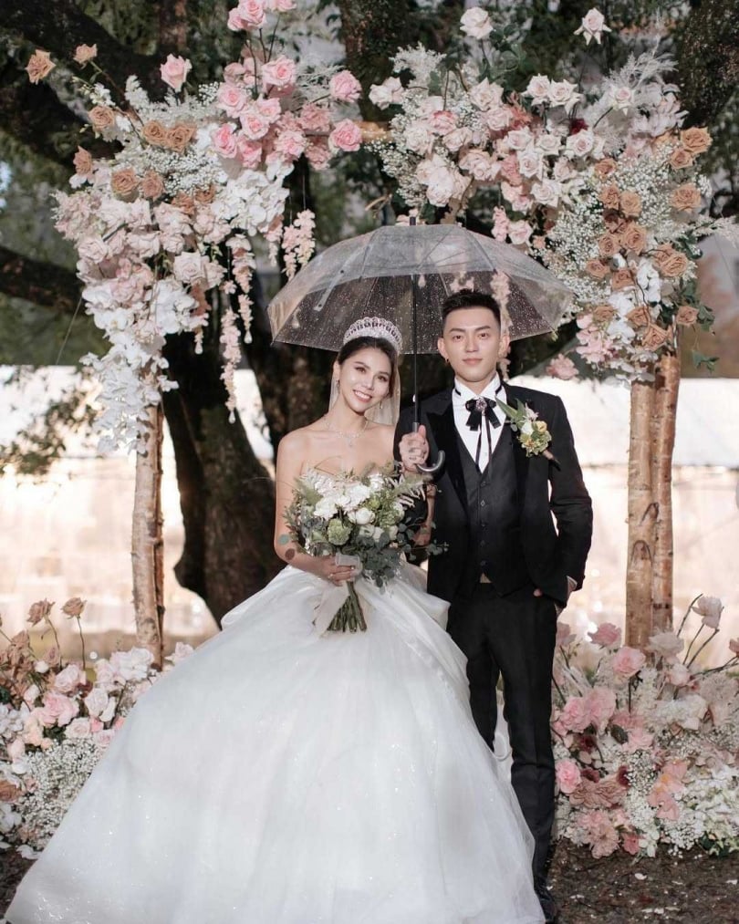 蕾菈認愛湯宇後，在隔年男方生日時登記結婚。（圖／翻攝自蕾菈IG）