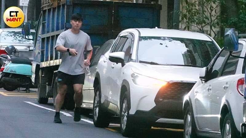 近日本刊直擊身穿運動裝的晨灰從與蕾菈先前進入大安區的同一棟華廈步出。（圖／本刊攝影組）