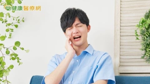 牙齒在搖等於保不住？醫解析搖動程度分三級　「這樣做」自我判斷