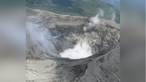 獨／阿蘇火山直升機俯瞰畫面曝！台人揭「10分鐘方案」風險：會急停迴轉