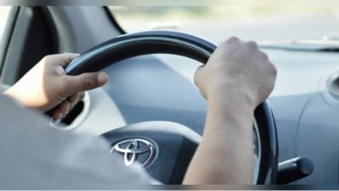 美容店老闆讓「4歲童握方向盤」上路　遭公審竟反嗆：踢到你家祖墳？