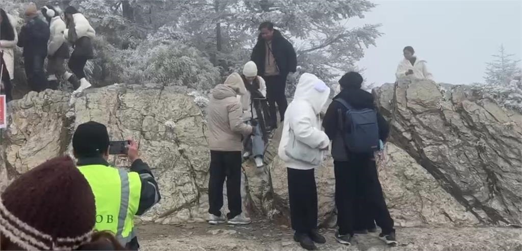 快新聞／不畏寒流！合歡山武嶺穿比基尼大秀身材　原因曝光了