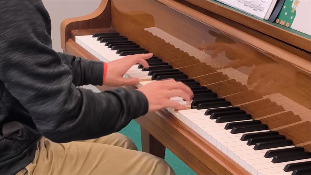 朝聖史坦威鋼琴！　民眾排2小時只彈5分鐘　大讚「很值得」