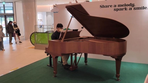 朝聖史坦威鋼琴！　民眾排2小時只彈5分鐘　大讚「很值得」