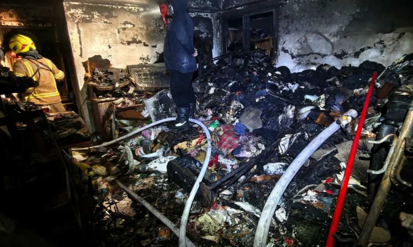 基隆社區住戶內堆滿大量雜物，導致搜救難度增加，消防小隊長詹能傑不幸殉職。（圖／翻攝畫面）