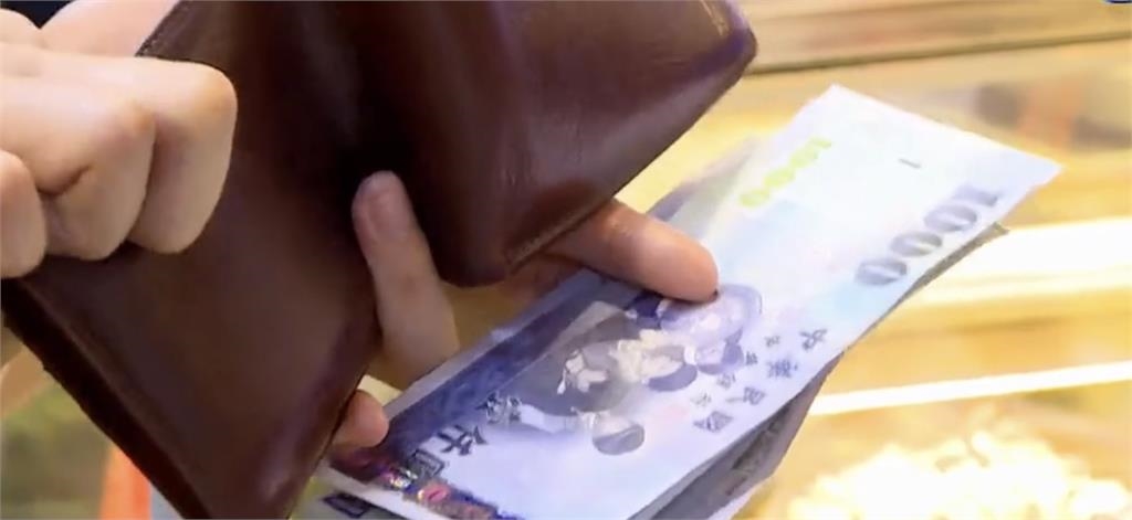 台人結帳掏千元大鈔「這舉動」引熱議　釣出一票網友共鳴：沒說這句活不下去！
