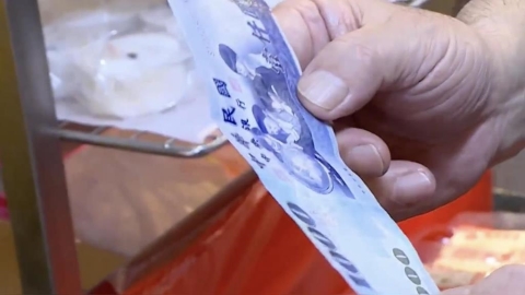 台人結帳掏千元大鈔「這舉動」引熱議　釣出一票網友共鳴：沒說這句活不下去！