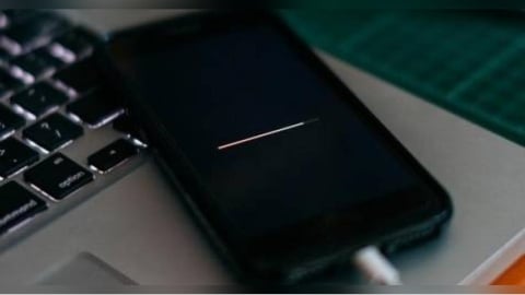 邊充電邊滑手機釀悲劇 巴西15歲少女「意外觸電倒地」身亡