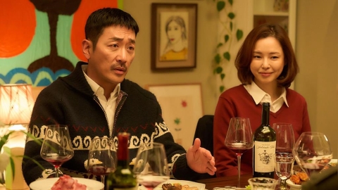 《四人行,不行》尺度狂飆挑戰夫妻極限 李荷妮懷孕拍雙人瑜伽驚傳摔傷