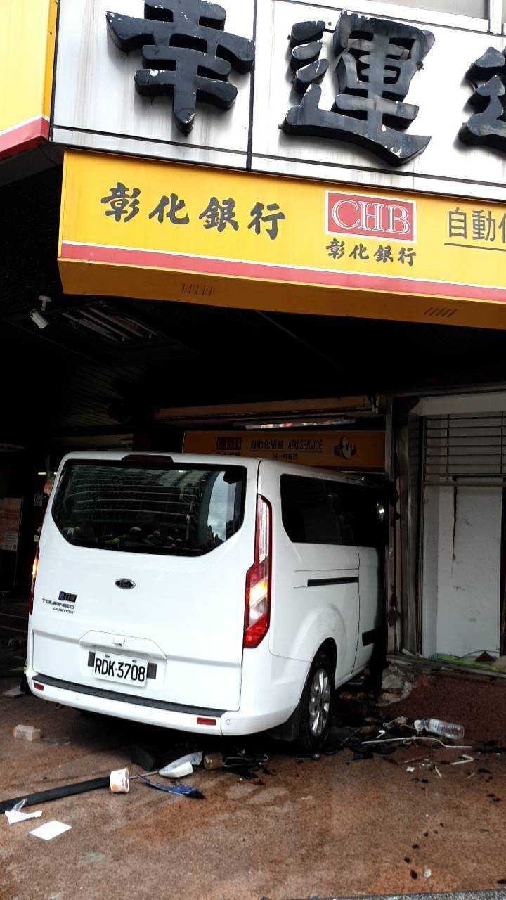 三立新聞採訪車23日下午驚傳衝進北市中山區南京東路二段上的彰化銀行吉林分行內，造成10傷。（圖／翻攝畫面）