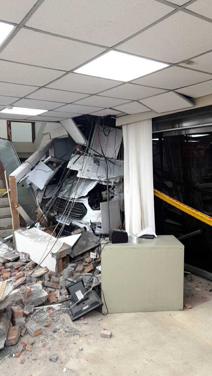 三立新聞採訪車23日下午驚傳衝進北市中山區南京東路二段上的彰化銀行吉林分行內，造成10傷。（圖／翻攝畫面）