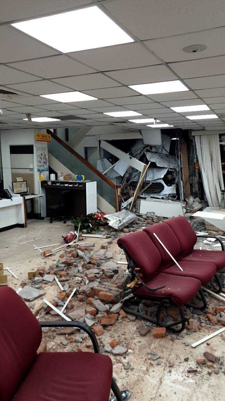 三立新聞採訪車23日下午驚傳衝進北市中山區南京東路二段上的彰化銀行吉林分行內，造成10傷。（圖／翻攝畫面）