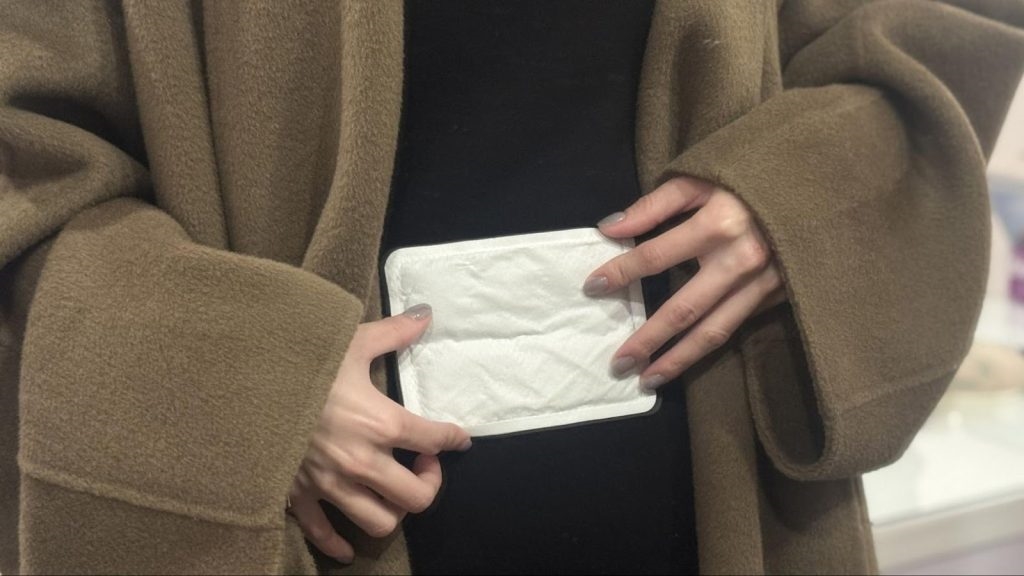 冷氣團來襲!隆乳胸口能貼暖暖包、泡溫泉嗎?名醫親授如何保暖不踩雷