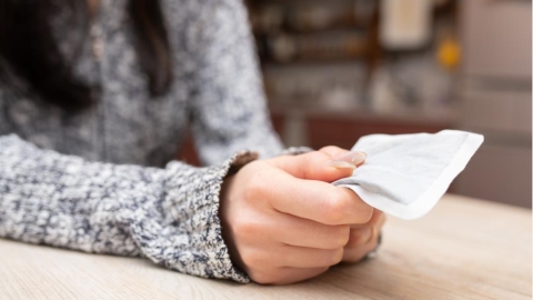 冷氣團來襲!隆乳胸口能貼暖暖包、泡溫泉嗎?名醫親授如何保暖不踩雷