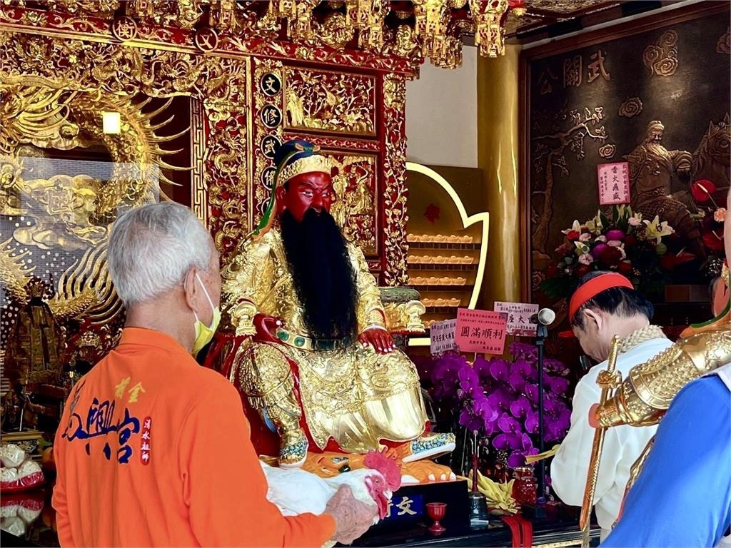 雷射鏤空雕刻！  高雄前金萬興宮打造梵文大悲咒牆  