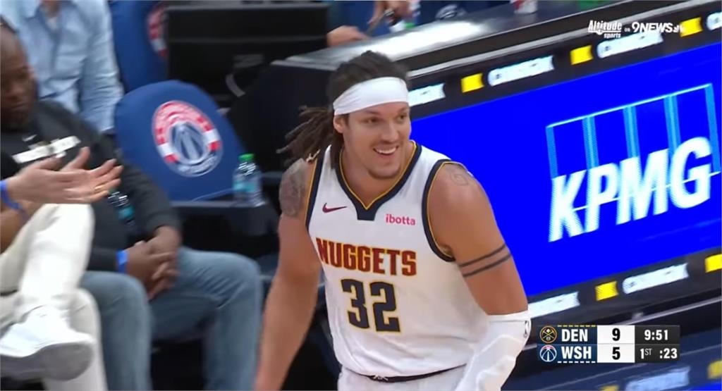 NBA(影)／這樣也可以？金塊前鋒「帥臉助攻」對手得分自己也噴笑