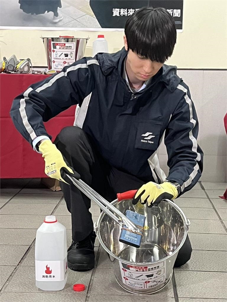 快新聞／搭捷運的快看！北捷今宣布：旅客搭乘時勿使用行動電源