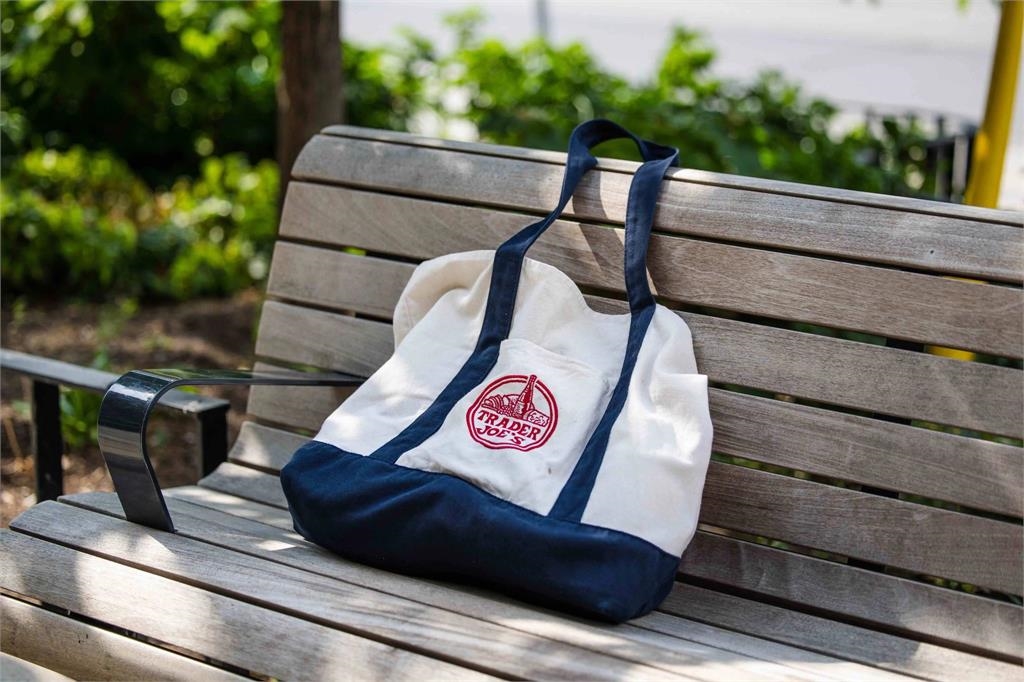 原價95元炒到159萬！Trader Joe’s購物袋爆紅真相曝：一種身分象徵