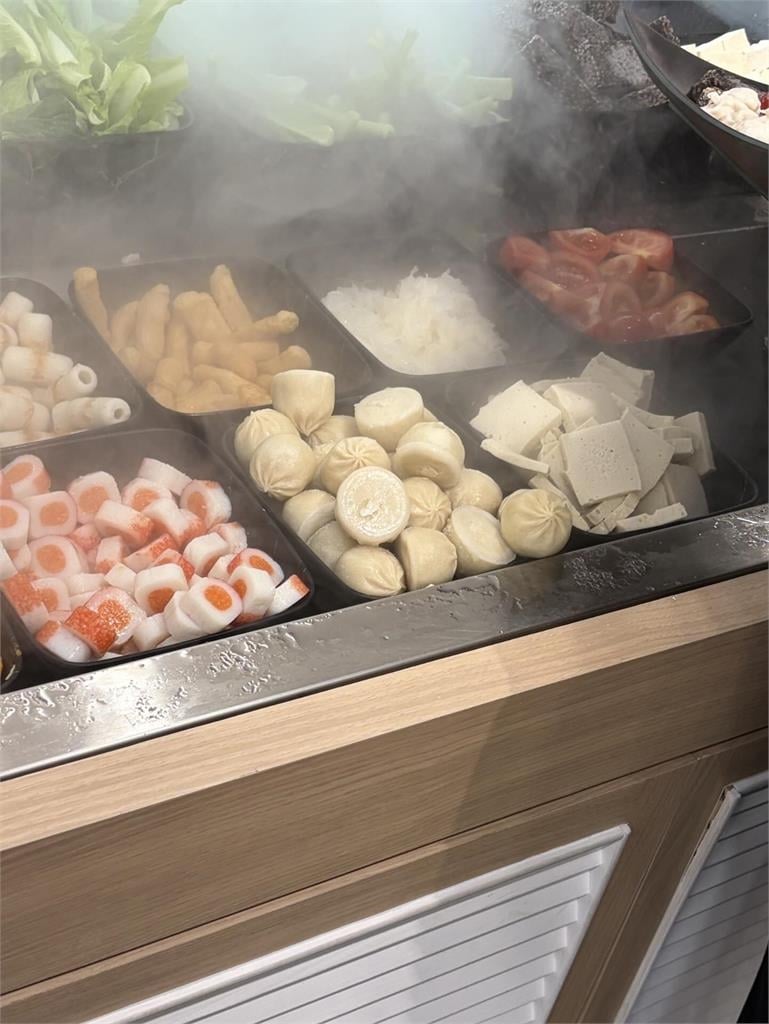 火鍋自助吧驚見「1食材」！日本人常下鍋煮…網崩潰：誰把這惡習帶來台灣
