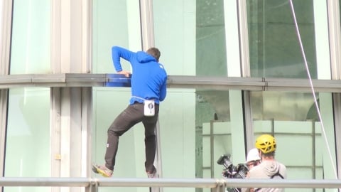 傳奇攀岩家Alex爬101大樓「登峰造極」　粉絲搶看跨海回台力挺