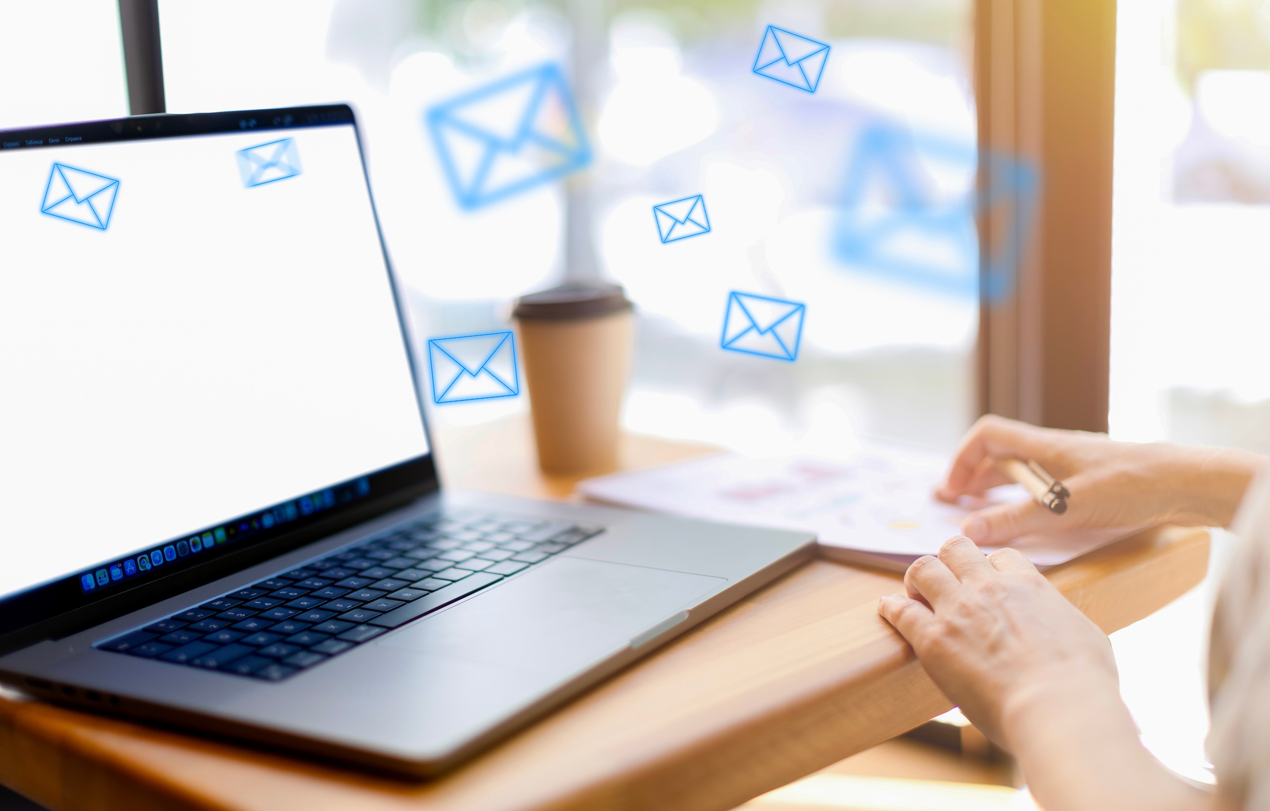 在一些不是很正式的電子郵件裡面，也能用網路潮語輕鬆表達用意。圖/123RF圖庫