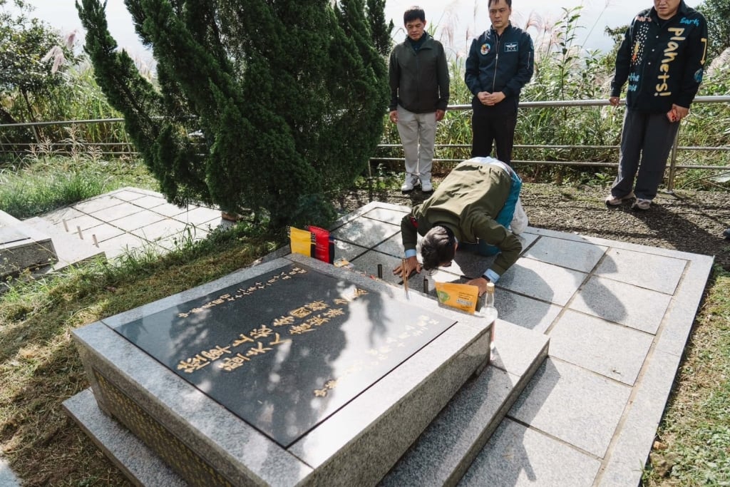 電影《異域》隔36年再現經典！原型人物長眠地曝光 孤軍後代淚灑現場