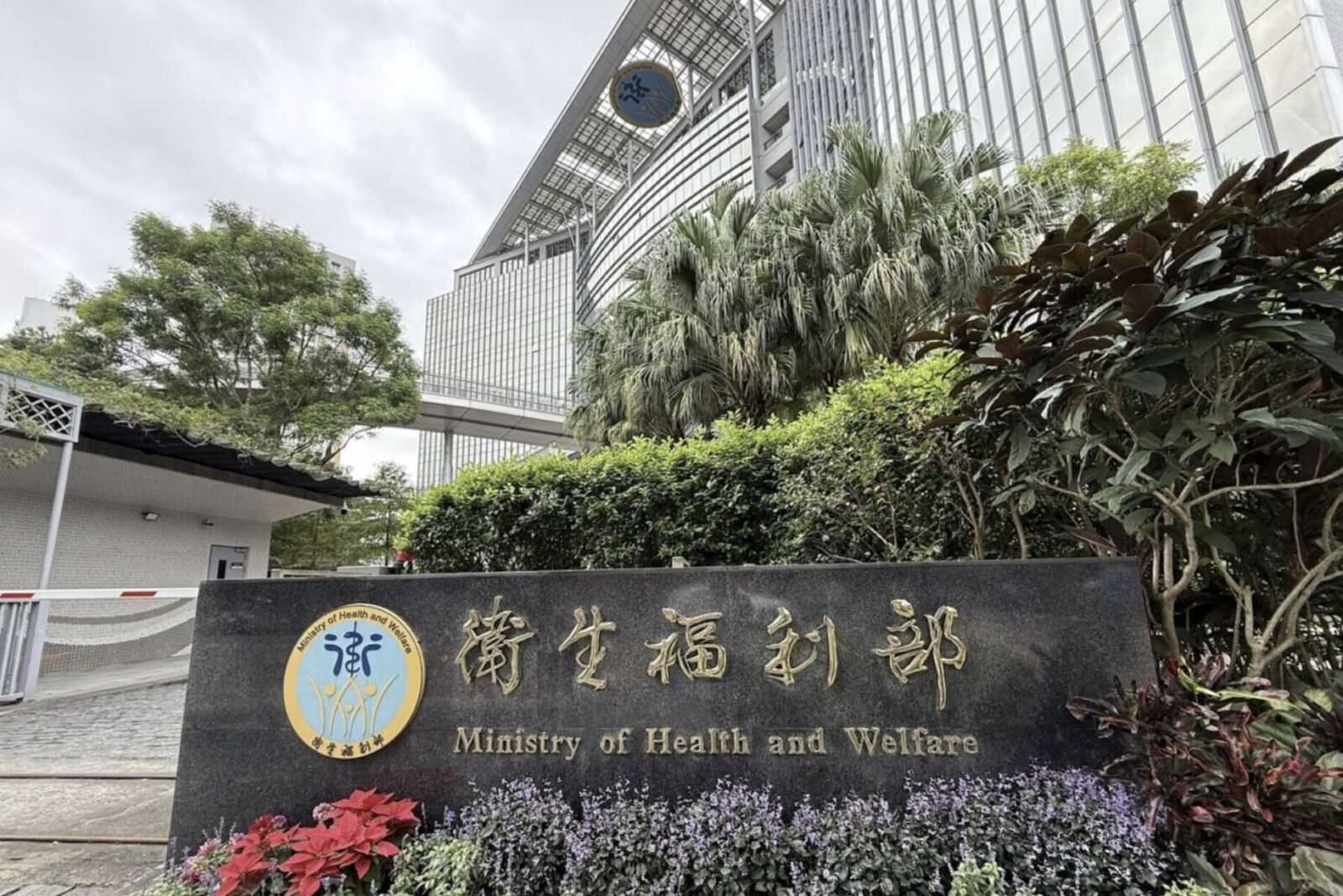 公費醫學生新制！不再限去偏鄉 衛福部：綁約15年、違約得賠千萬 1