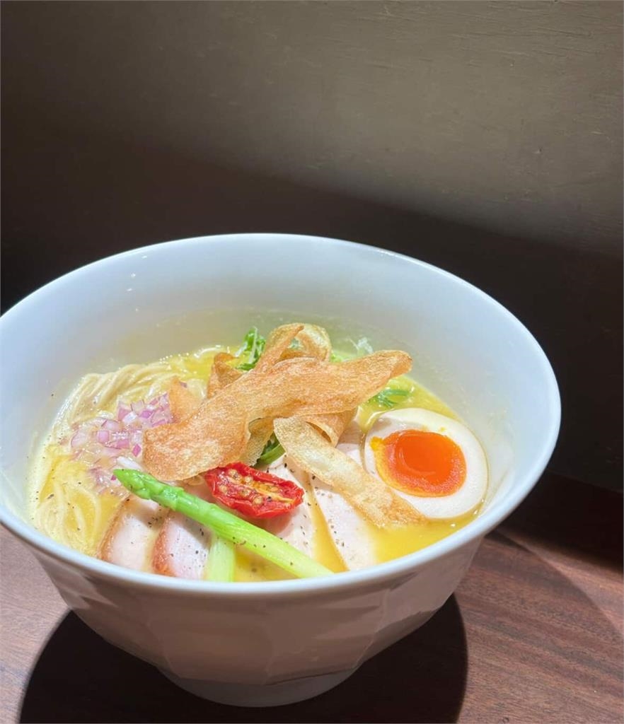 知名拉麵店遭爆「湯頭用化學調味」！店家怒發聲明開嗆：肉味無法取代