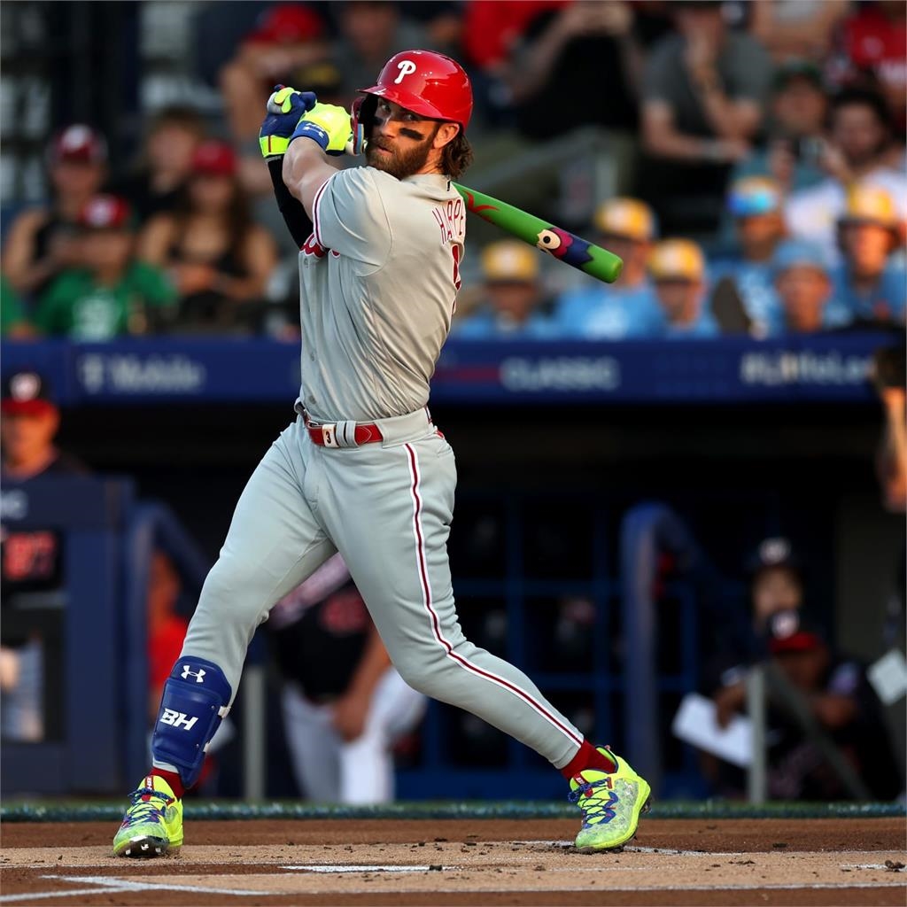 經典賽(影)／拎「超大支鉛筆」去台灣隊！陳傑憲球棒超吸睛「與費城人球星同款」