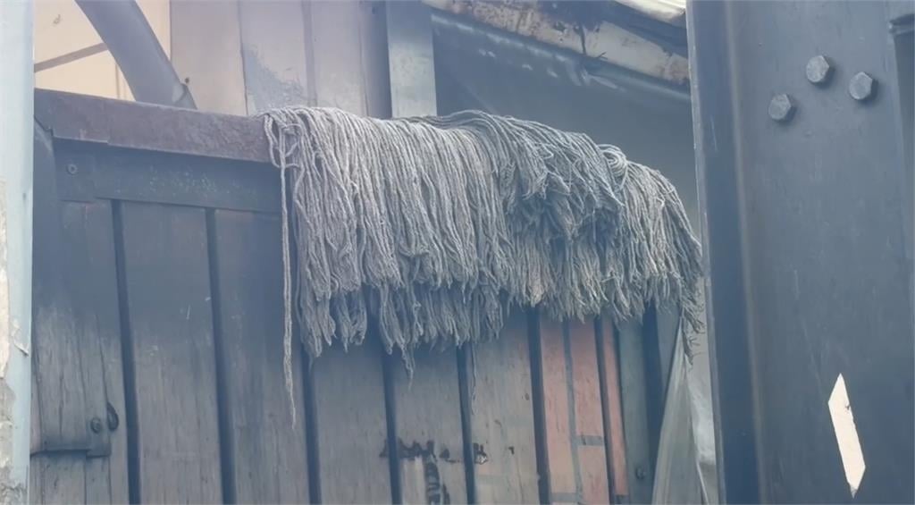 台中人氣滷肉飯加料？　便當驚見灰黑長條物拖把棉條引發熱議