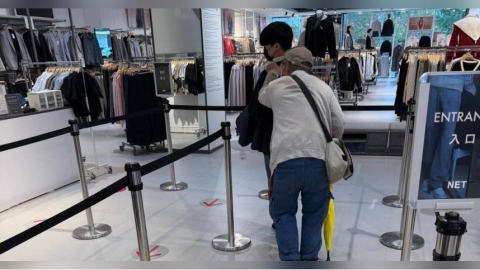 阿公行動不便NET店員當「人體拐杖」陪全程　萬人被暖哭：一定要加薪