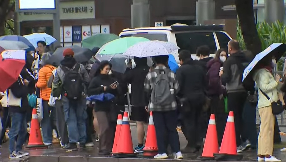 霍諾德徒手挑戰508公尺高樓！民眾路過「狂摸101」體驗驚呼：要怎麼抓