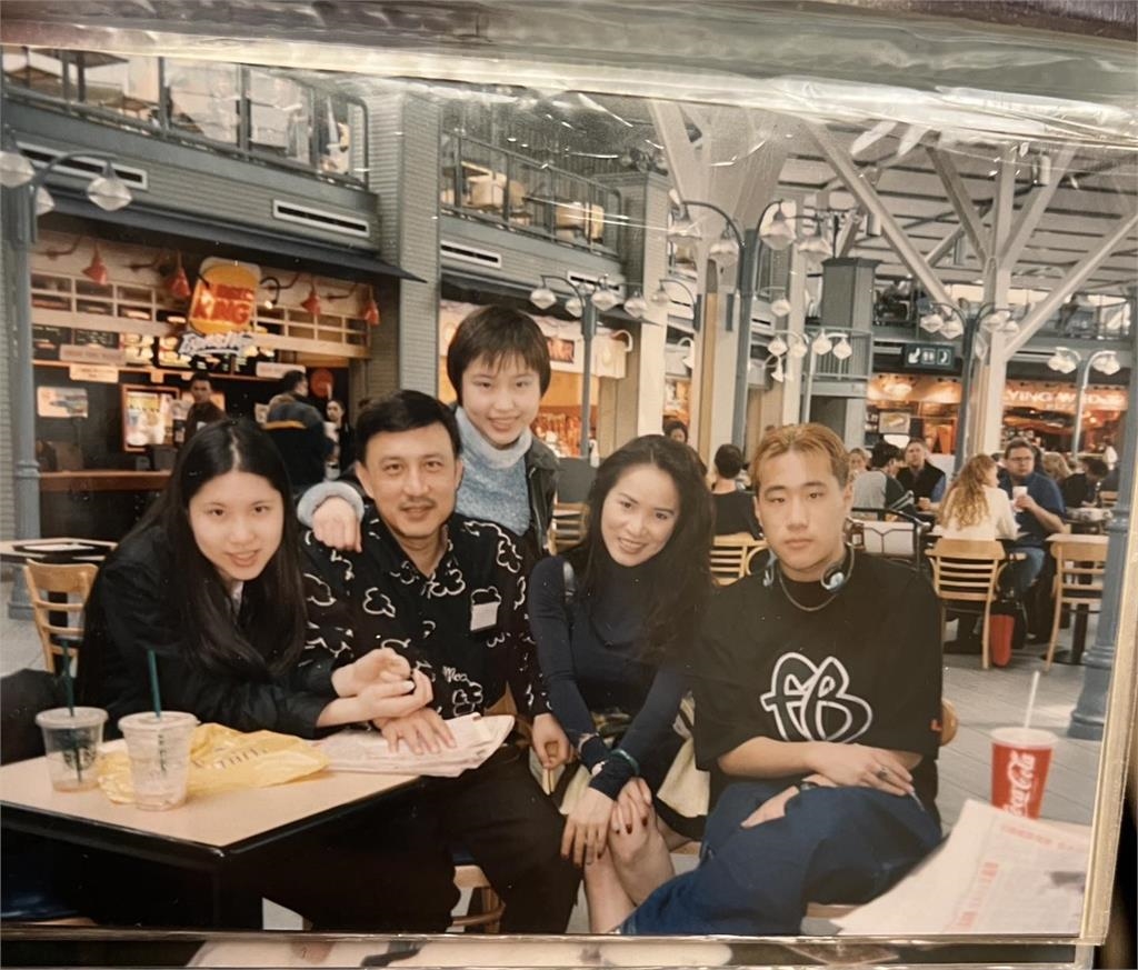 余天昔太帥「挑個眉」女星就靠過來?余祥銓抖出「偏心姐姐內幕」嘆:差別待遇