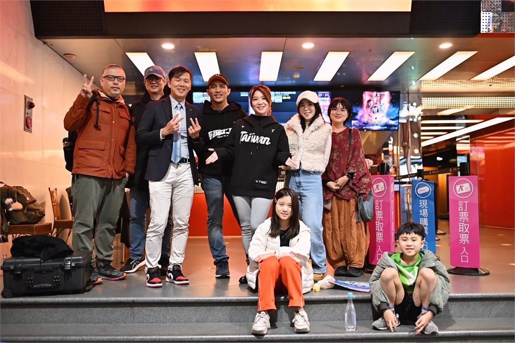 中山扶輪社包廳看"冠軍之路" 逾700人集體進場觀賞!