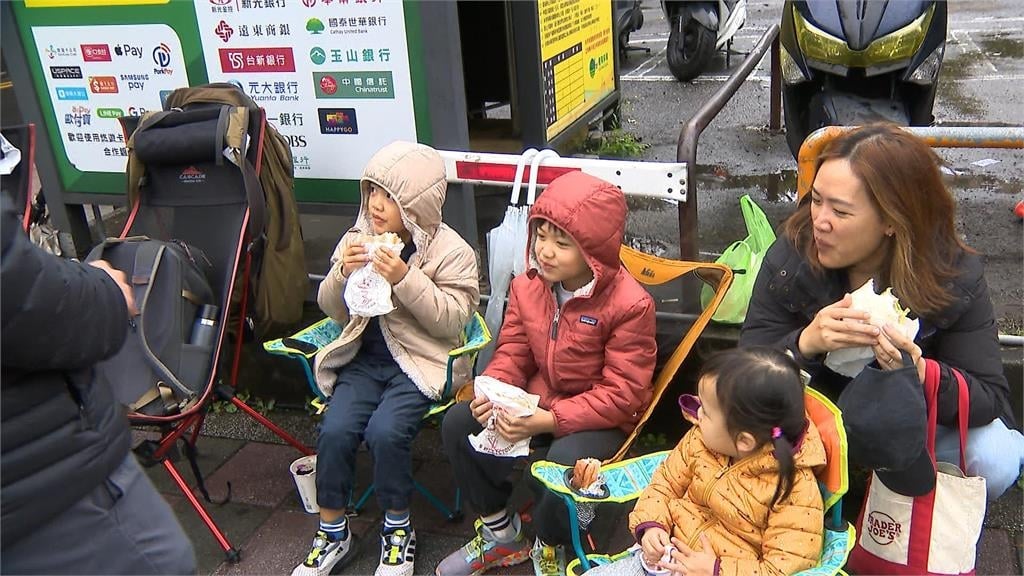 Alex攀登101因天候不佳延期　逾百名粉絲現場守候撲空