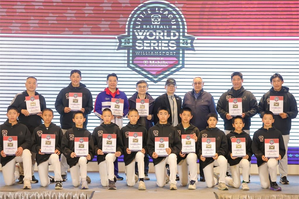 棒球／世界冠軍東園國小獲大聯盟等級紀念球員卡！「台灣轟炸基」陳鏞基現身勉勵小球員