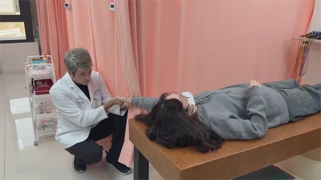 獨家／超台！　「白人中醫師」入籍台灣　還入伍服義務役