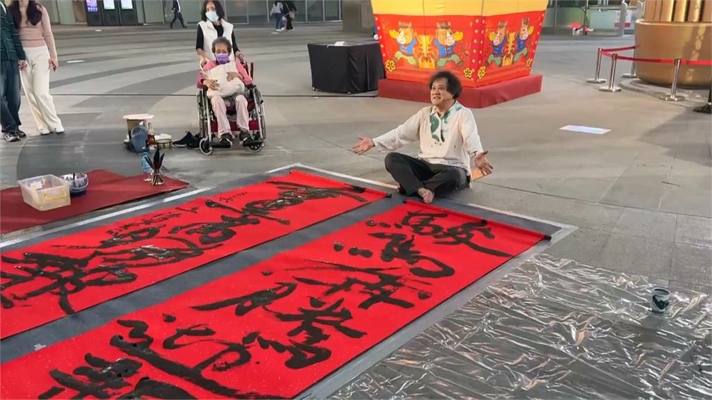 高雄車站新春添喜氣　書法家陳世憲揮毫3公尺超大春聯